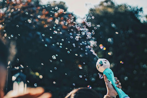 Cómo crear una atmósfera mágica con una máquina de burbujas de espuma: consejos para la decoración de fiestas 